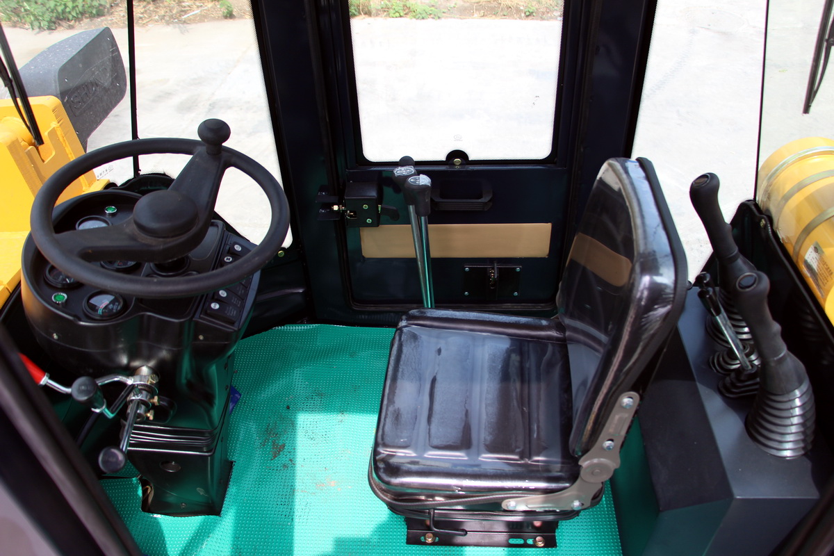 HW20-28挖掘裝載機(jī)